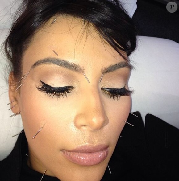 Kim Kardashian, une femme acharnée de travail, entre séance shopping et détente à coups d'aiguilles d'acupuncture. Le travail c'est la santé parait-il. Pour la future maman, le dicton serait plutôt : Mon travail, c'est ma beauté...