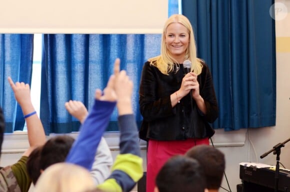 La princesse Mette-Marit de Norvège visitait l'école spécialisée Ullevålsveien à Oslo, le 21 mars 2013.