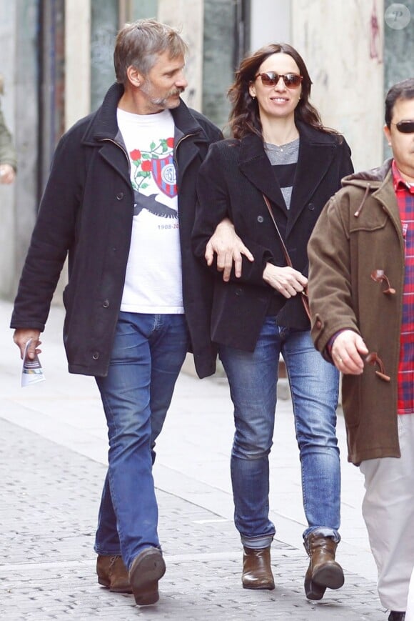 Viggo Mortensen se promène dans les rues de Madrid le 21 mars 2013 avec sa petite amie Ariadna Gil.