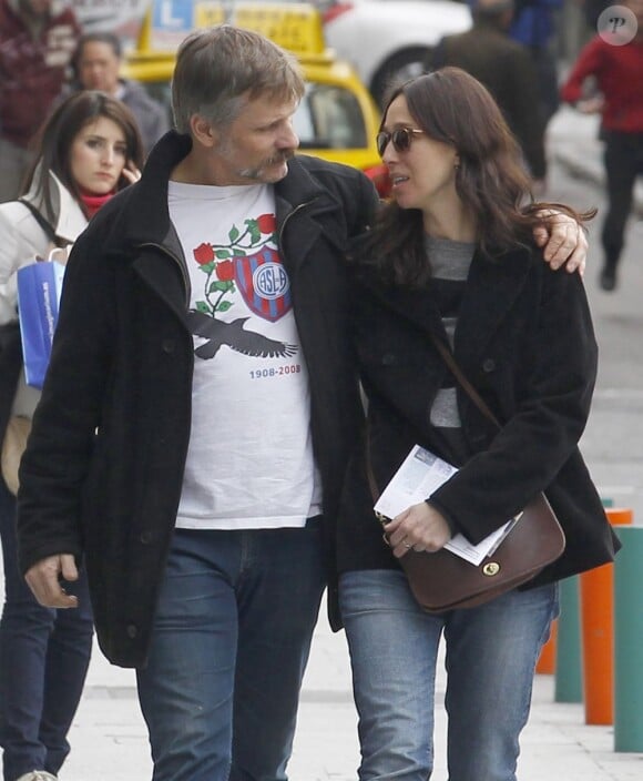 Viggo Mortensen amoureux avec sa petite amie Ariadna Gil se promènent à Madrid, le 21 mars 2013.