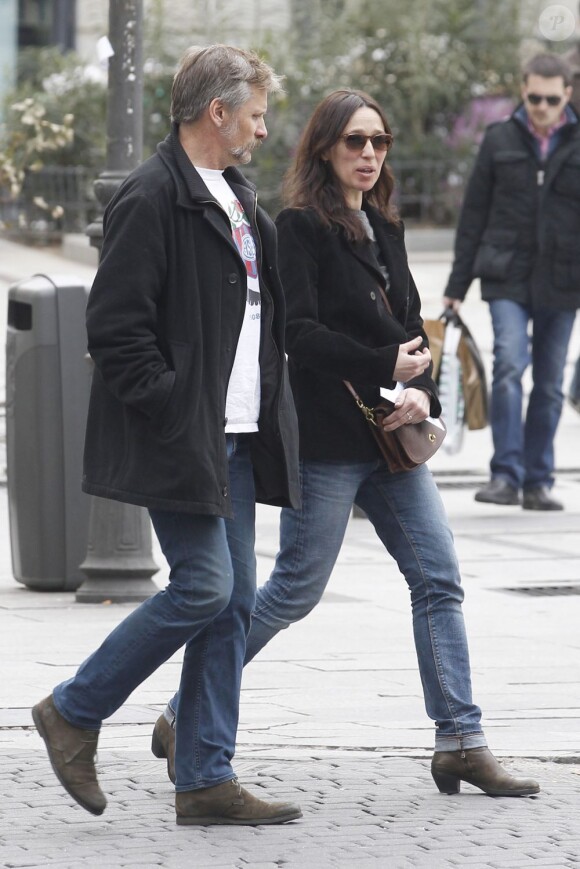 Viggo Mortensen et sa petite amie Ariadna Gil se promènent à Madrid le 21 mars 2013.