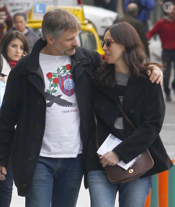 Viggo Mortensen et sa petite amie Ariadna Gil se promènent à Madrid le 21 mars 2013.