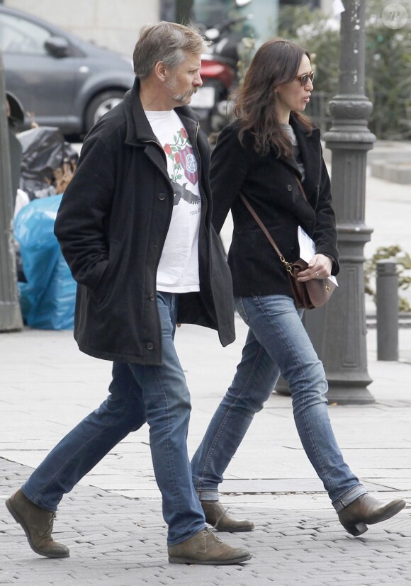 Viggo Mortensen et sa petite amie Ariadna Gil se promènent à Madrid le 21 mars 2013.