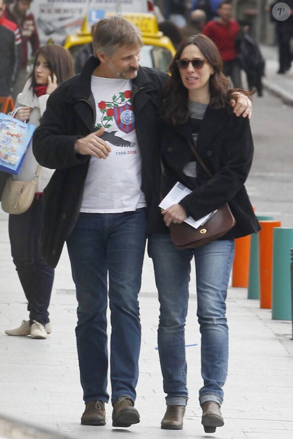 Viggo Mortensen et sa petite amie Ariadna Gil se promènent à Madrid le 21 mars 2013.
