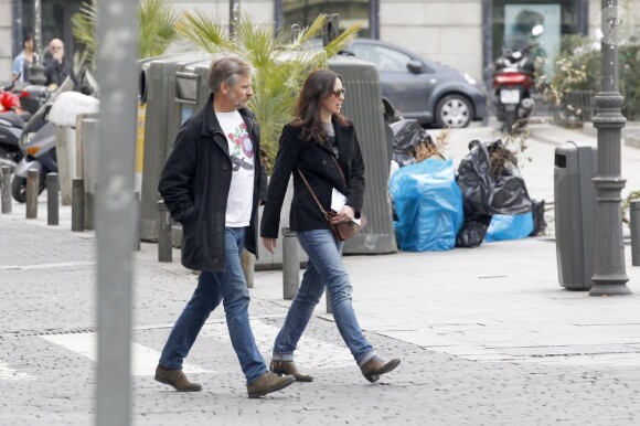 Viggo Mortensen et sa petite amie Ariadna Gil se promènent à Madrid le 21 mars 2013.