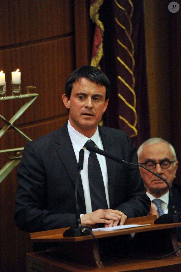 Manuel Valls assiste à la cérémonie du souvenir à la mémoire des victimes de la tuerie de l'école Ozar Hatorah à Toulouse le 19 mars 2013. Le 16 mars il se montrait ferme face au crime commis à Marseille.
