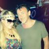 Paris Hilton prend la pose avec Benny Benassi à l'Ultra Music Festival, le 23 mars 2013 à Miami.