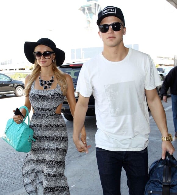 Paris Hilton et son chéri River Viiperi arrivent à l'aéroport de Los Angeles pour prendre un vol, le 20 mars 2013.