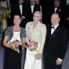 Charlene de Monaco, vêtue d'une robe Ralph Lauren, est restée couverte sur le tapis rouge du Sporting de Monte-Carlo, samedi 23 mars 2013, à son arrivée au Bal de la Rose avec le prince Albert et la princesse Caroline