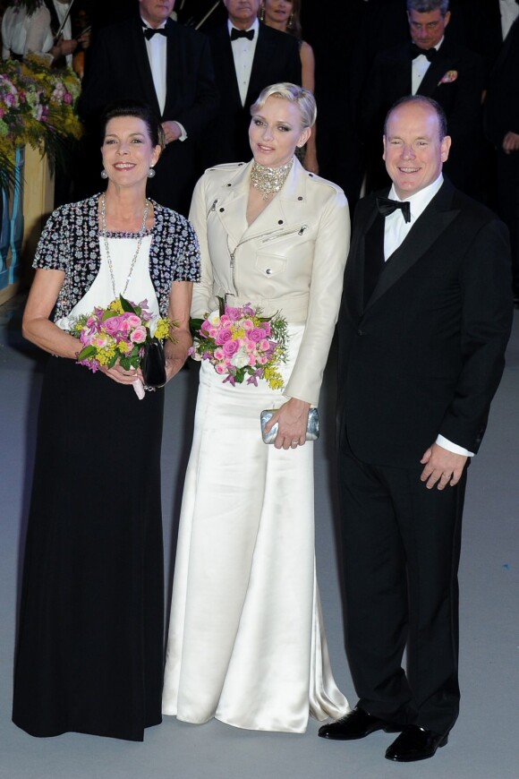 Charlene de Monaco, vêtue d'une robe Ralph Lauren, est restée couverte sur le tapis rouge du Sporting de Monte-Carlo, samedi 23 mars 2013, à son arrivée au Bal de la Rose avec le prince Albert et la princesse Caroline