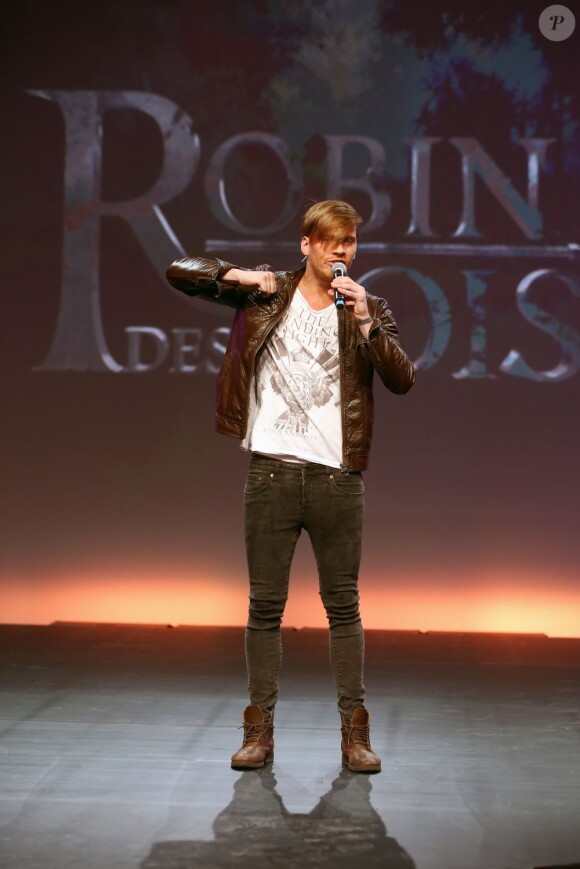Nico Lilliu chante la comédie musicale Robin des bois lors des Haidressing awards 2013 au carrousel du Louvre à Paris, le 24 mars 2013.