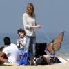 Ellen Pompeo, son mari Chris Ivery et leur fille Stella, 3 ans, sur une plage à Los Angeles, le 24 mars 2013.