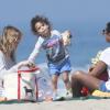 L'actrice Ellen Pompeo, son mari Chris Ivery et leur fille Stella sur une plage à Los Angeles, le 24 mars 2013.