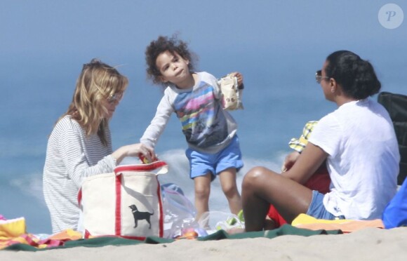 L'actrice Ellen Pompeo, son mari Chris Ivery et leur fille Stella sur une plage à Los Angeles, le 24 mars 2013.