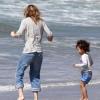 Ellen Pompeo, 43 ans, son mari Chris Ivery et leur fille Stella sur une plage à Los Angeles, le 24 mars 2013.