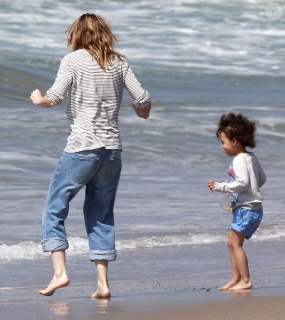 Ellen Pompeo, 43 ans, son mari Chris Ivery et leur fille Stella sur une plage à Los Angeles, le 24 mars 2013.