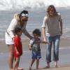 Ellen Pompeo, son mari Chris Ivery et leur fille Stella sur une plage à Los Angeles, le 24 mars 2013.