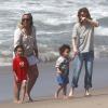Ellen Pompeo, son mari Chris Ivery et leur fille Stella sur une plage à Los Angeles, le 24 mars 2013.
