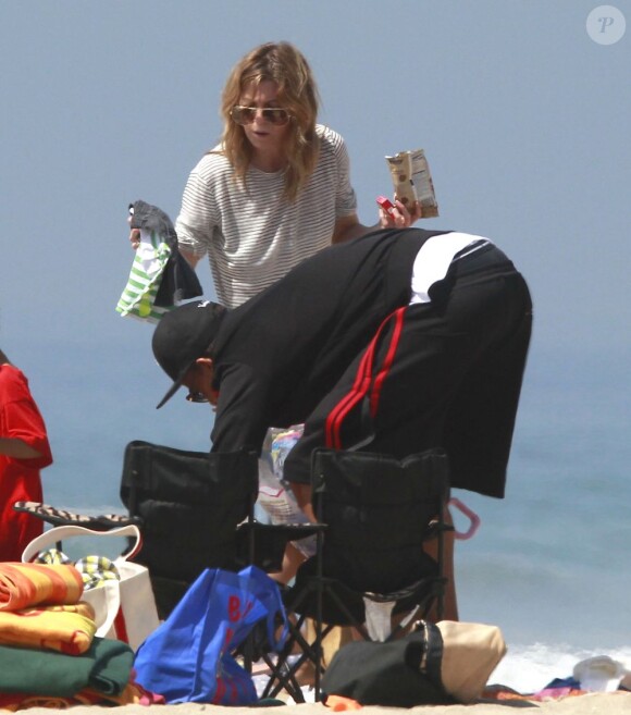Ellen Pompeo, son mari Chris Ivery et leur adorable fille Stella sur une plage à Los Angeles, le 24 mars 2013.