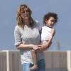 Ellen Pompeo et sa fille Stella sur une plage à Los Angeles, le 24 mars 2013.