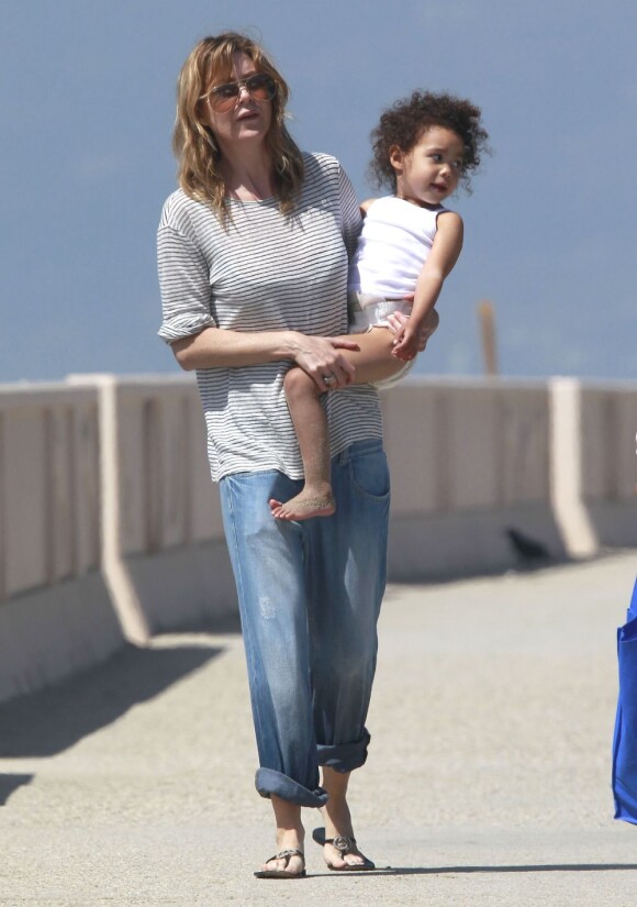 Ellen Pompeo et sa fille Stella sur une plage à Los Angeles, le 24 mars 2013.