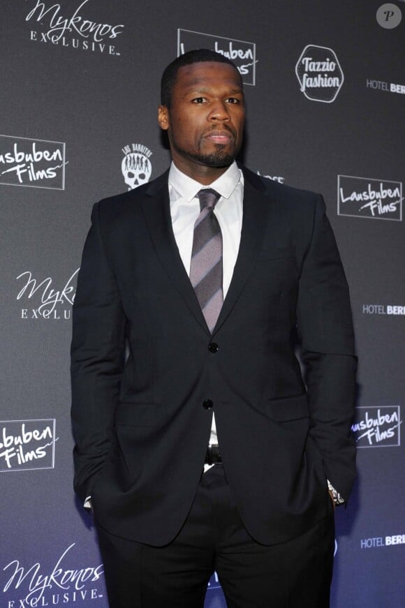 50 Cent très élégant en costume pour assister à la projection de son film All Things Fall Apart à Berlin, le 24 mars 2013.