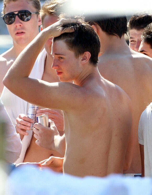 Patrick Schwarzenegger au bord d'une piscine avec des amis à Miami, le 23 mars 2013.
