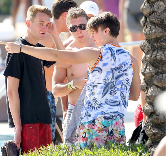 Patrick Schwarzenegger au bord d'une piscine avec des amis à Miami, le 23 mars 2013.