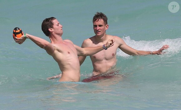 Patrick Schwarzenegger se baigne avec des amis lors de ses vacances à Miami, le 24 mars 2013.