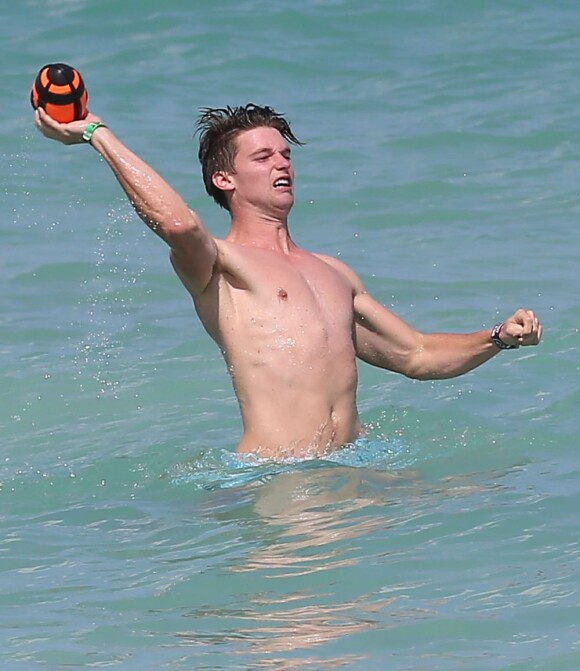 Patrick Schwarzenegger, encore étudiant, se baigne avec des amis lors de ses vacances à Miami, le 24 mars 2013.