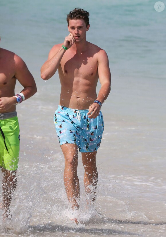 Patrick Schwarzenegger se baigne avec des amis lors de ses vacances à Miami, le 24 mars 2013.