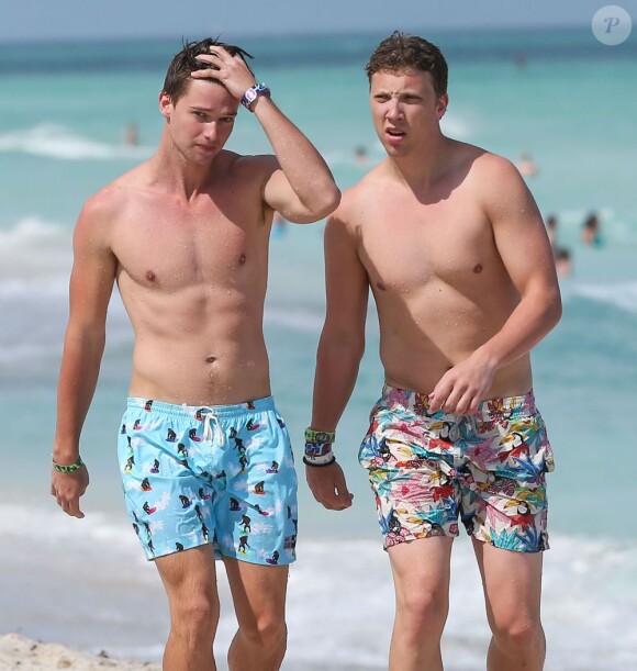 Patrick Schwarzenegger se baigne avec des amis lors de ses vacances à Miami, le 24 mars 2013.
