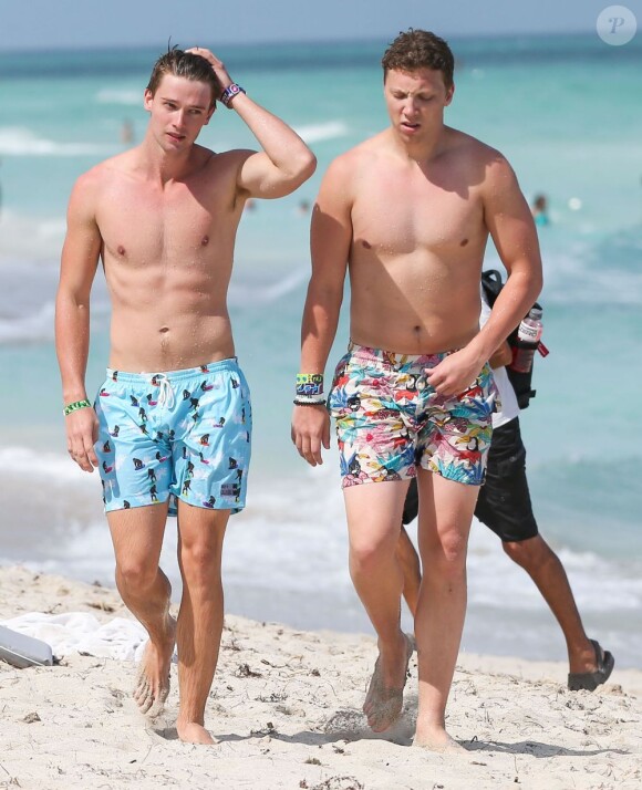 Patrick Schwarzenegger se baigne avec des amis lors de ses vacances à Miami, le 24 mars 2013.