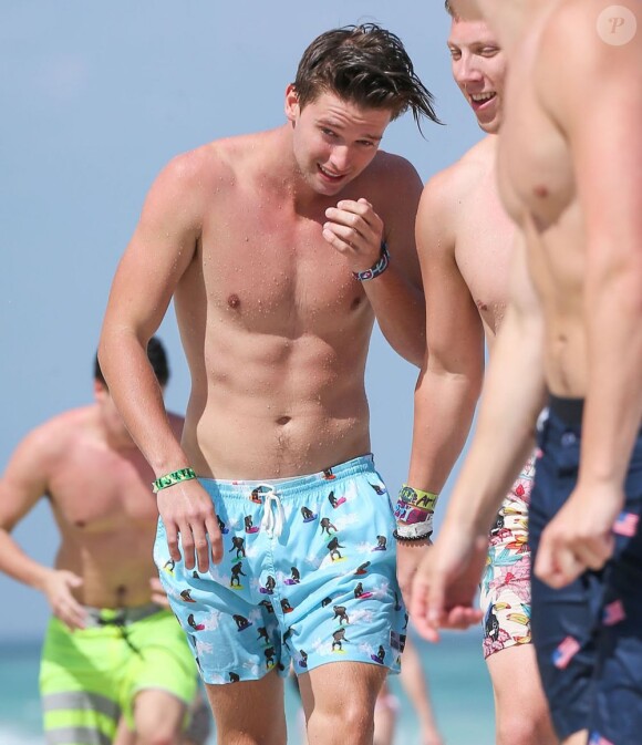 Patrick Schwarzenegger se baigne avec des amis lors de ses vacances à Miami, le 24 mars 2013.