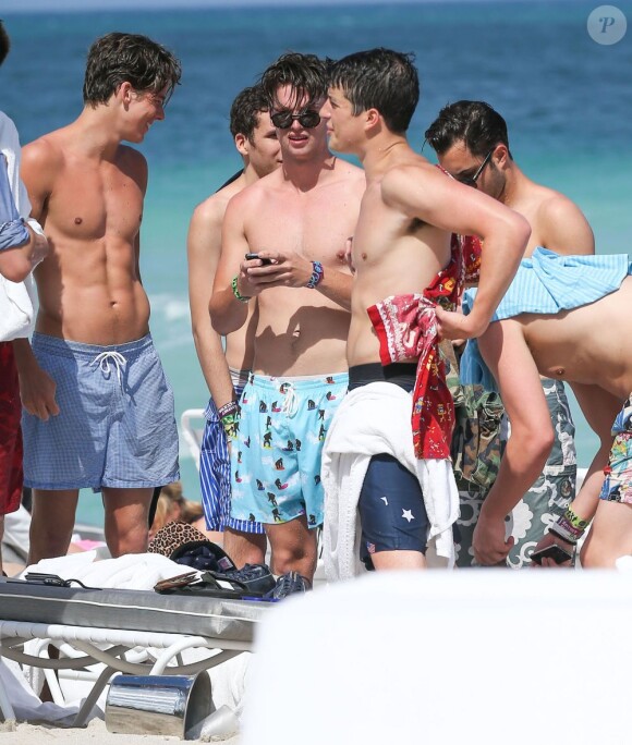 Patrick Schwarzenegger se baigne avec des amis lors de ses vacances à Miami, le 24 mars 2013.