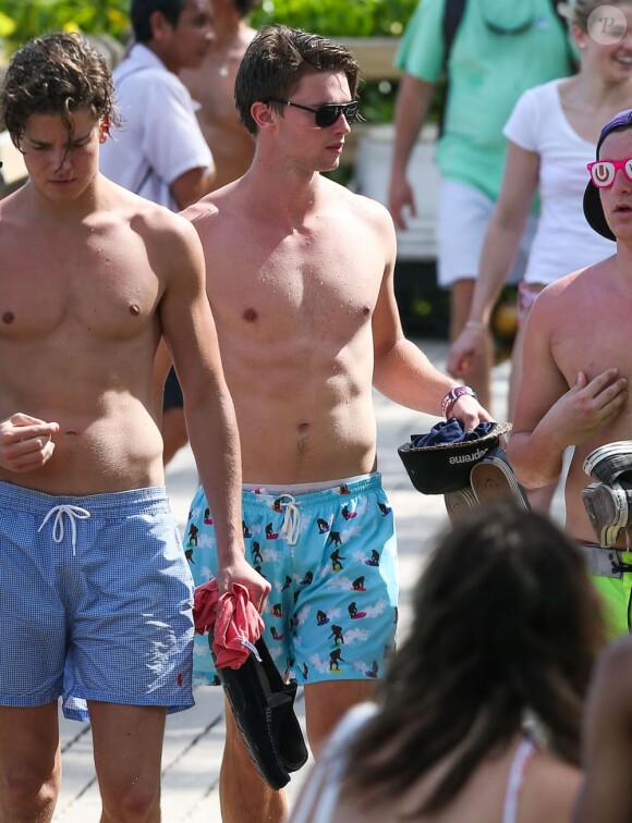 Patrick Schwarzenegger se baigne avec des amis lors de ses vacances à Miami, le 24 mars 2013.
