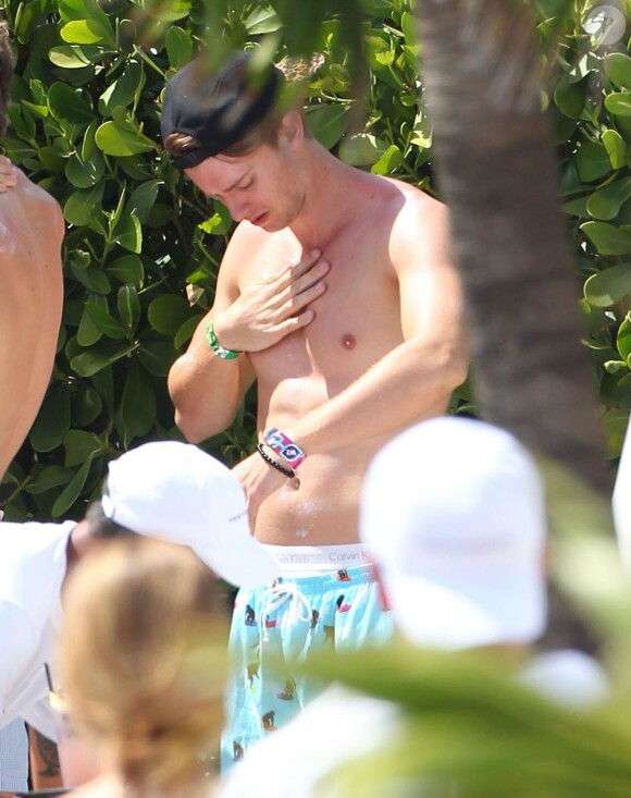 Patrick Schwarzenegger se baigne avec des amis lors de ses vacances à Miami, le 24 mars 2013.