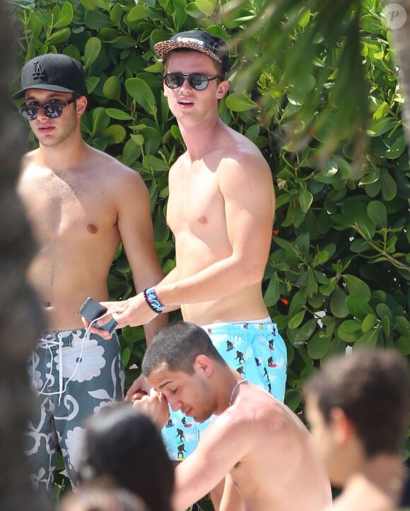 Patrick Schwarzenegger se baigne avec des amis lors de ses vacances à Miami, le 24 mars 2013.