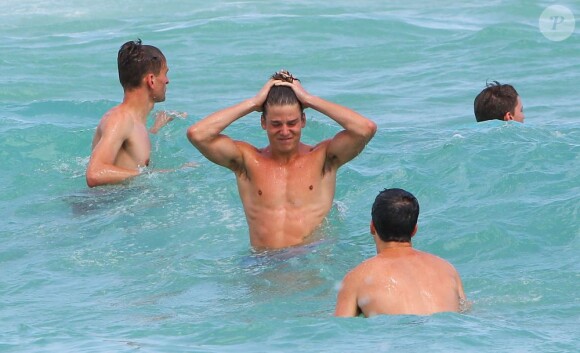Patrick Schwarzenegger se baigne avec des amis lors de ses vacances à Miami, le 24 mars 2013.