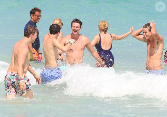 Patrick Schwarzenegger se baigne avec des amis lors de ses vacances à Miami, le 24 mars 2013.