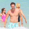 Patrick Schwarzenegger se baigne avec des amis lors de ses vacances à Miami, le 24 mars 2013.