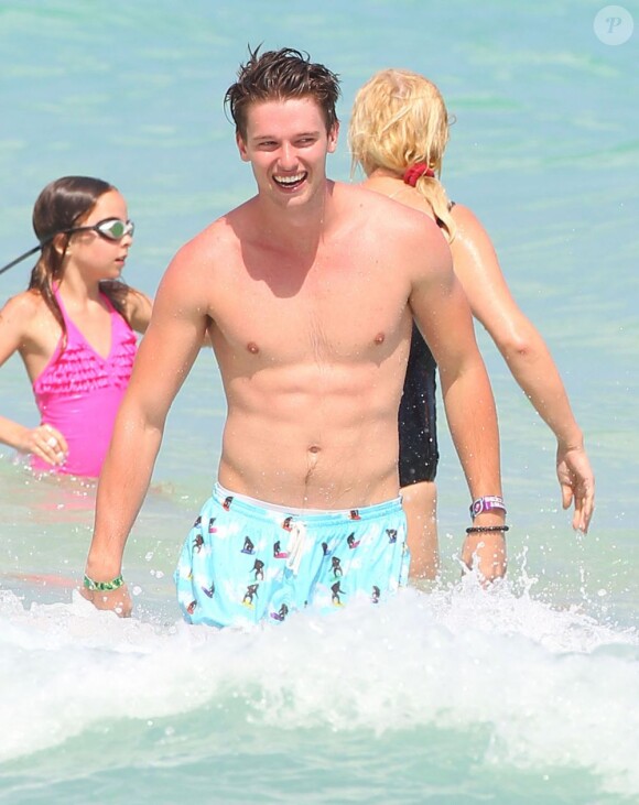 Patrick Schwarzenegger se baigne avec des amis lors de ses vacances à Miami, le 24 mars 2013.