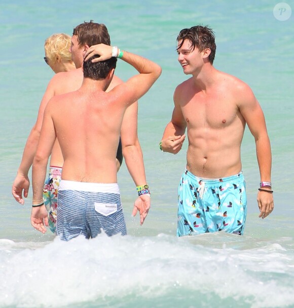 Patrick Schwarzenegger se baigne avec des amis lors de ses vacances à Miami, le 24 mars 2013.