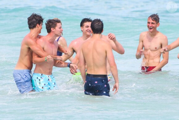 Patrick Schwarzenegger se baigne avec des amis lors de ses vacances à Miami, le 24 mars 2013.