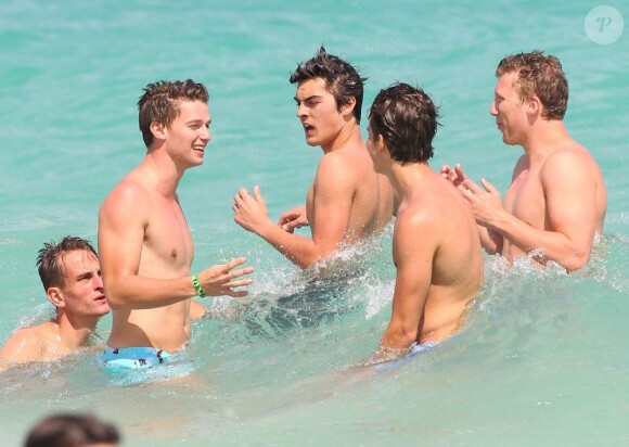 Patrick Schwarzenegger se baigne avec des amis lors de ses vacances à Miami, le 24 mars 2013.
