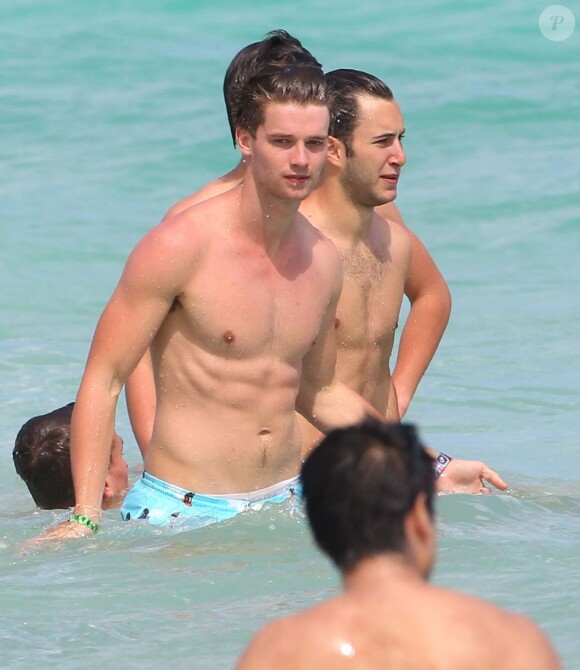 Patrick Schwarzenegger se baigne avec des amis lors de ses vacances à Miami, le 24 mars 2013.