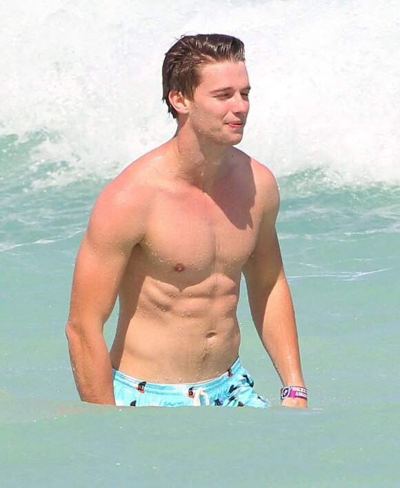 Patrick Schwarzenegger se baigne avec des amis lors de ses vacances à Miami, le 24 mars 2013.