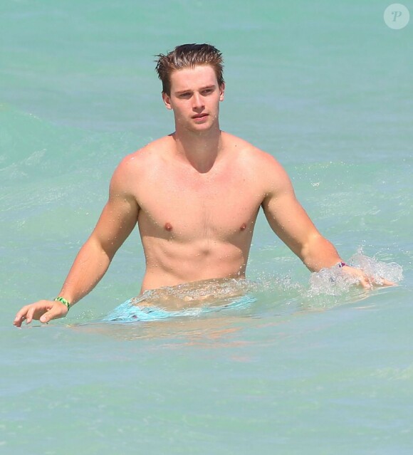 Patrick Schwarzenegger se baigne avec des amis lors de ses vacances à Miami, le 24 mars 2013.