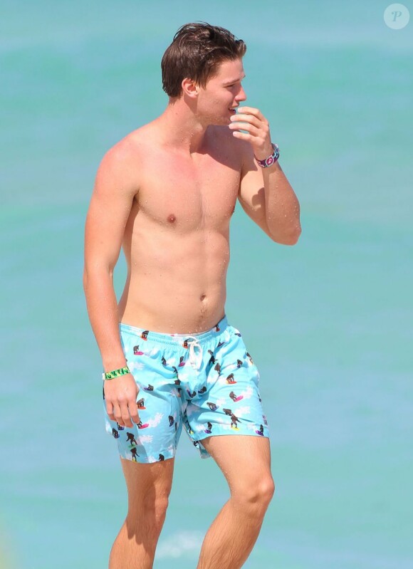 Patrick Schwarzenegger se baigne avec des amis lors de ses vacances à Miami, le 24 mars 2013.