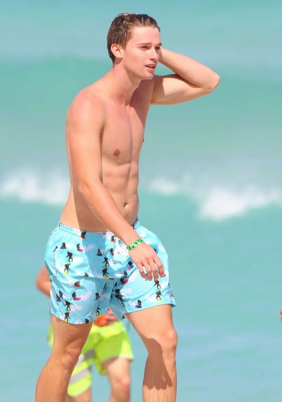 Patrick Schwarzenegger, 19 ans, se baigne avec des amis lors de ses vacances à Miami, le 24 mars 2013.